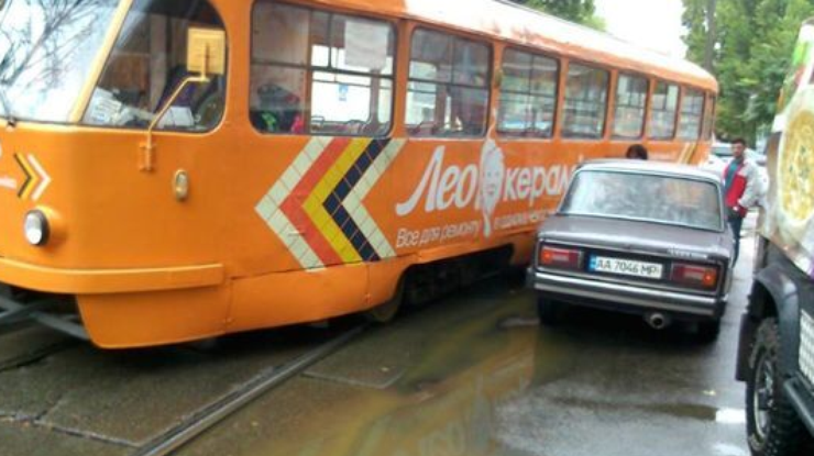 В Киеве трамвай слетел с рельс и протаранил авто