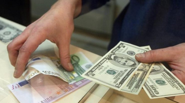В Украине продолжает падать курс доллара