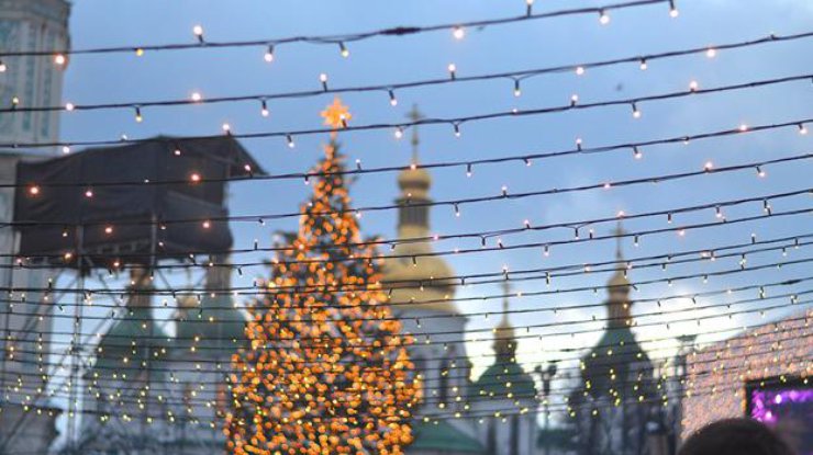 На главную новогоднюю елку Украины намотают 3 км гирлянд (фото: kiev.vgorode.ua) 
