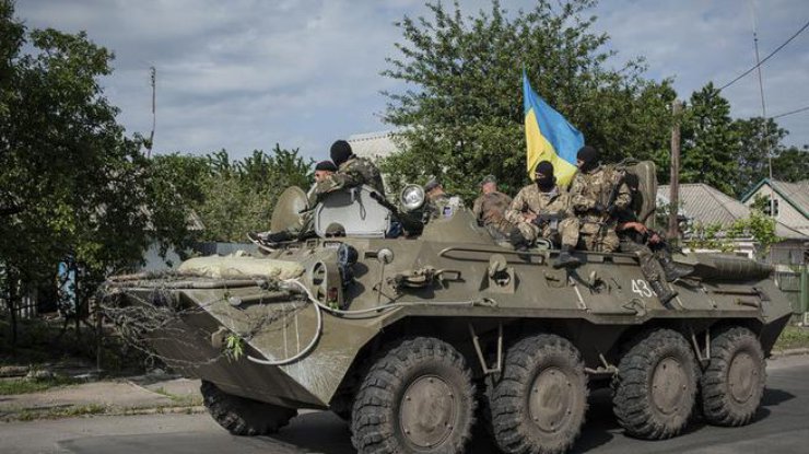 На Донбассе враг атакует украинских военных 