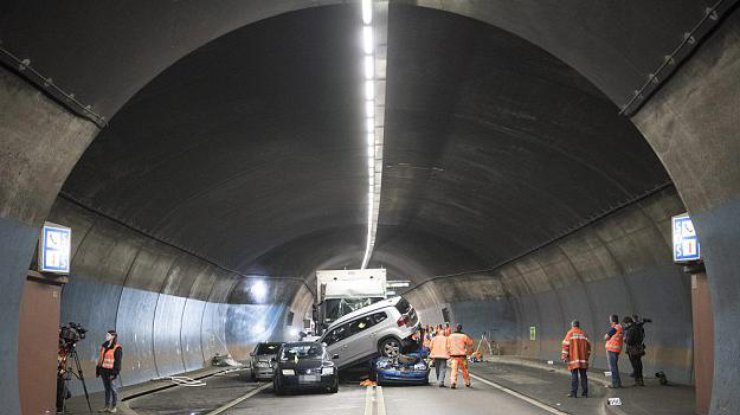 В туннеле Швейцарии столкнулись четыре авто
