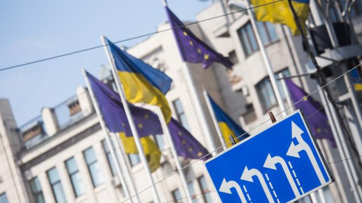 Еврокомиссия поддерживает введение безвизового режима с Украиной