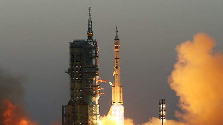 Китай запустил космический корабль "Шэньчжоу-11" 