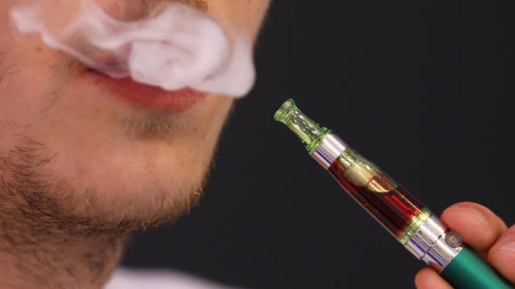 Ученые рассказали о последствиях курения электронных сигарет