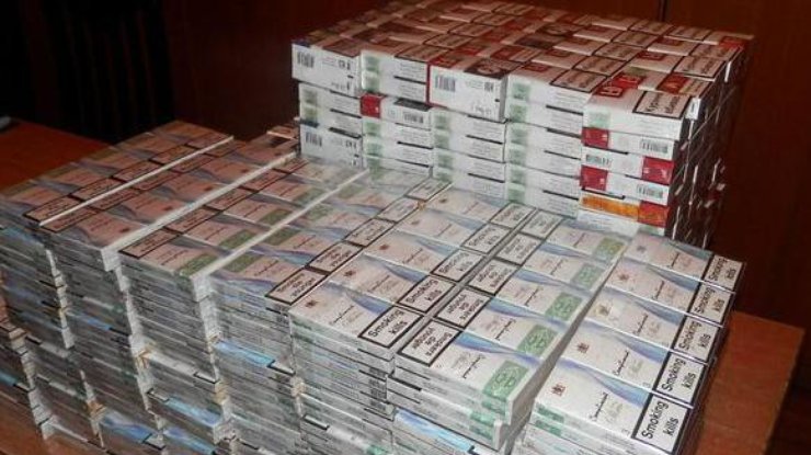 В Черновицкой области контрабандисты пытались переправить 8 тысяч пачек сигарет 