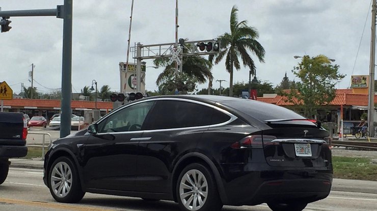 Автомобиль Tesla сам довез хозяина до работы и припарковался за углом