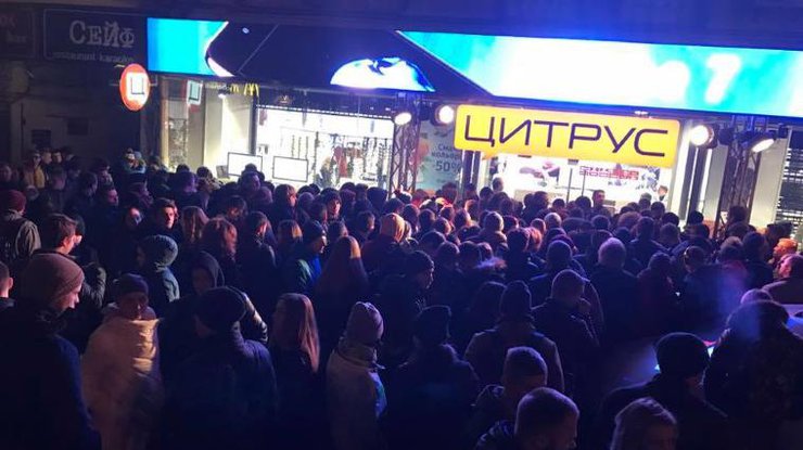 Киевляне штурмуют магазины ради iPhone 7