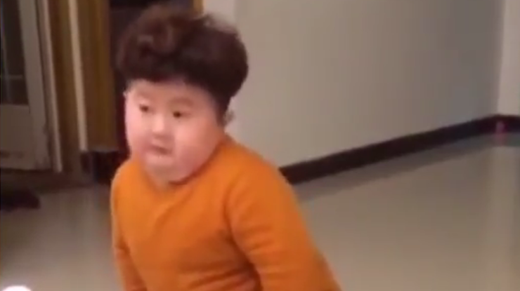 Танцующий мальчик из Китая взбудоражил сеть. Фото: кадр из видео