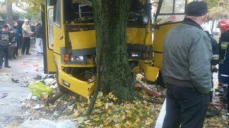 Во Львове маршрутка врезалась в дерево, пострадали 16 человек