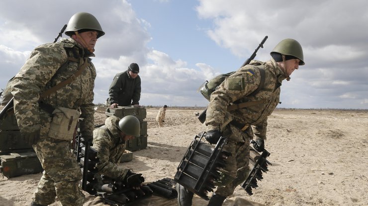 Во время минометного обстрела трое украинских военных получили ранения