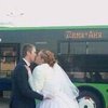 В Харькове отгуляли свадьбу в троллейбусе (фото)