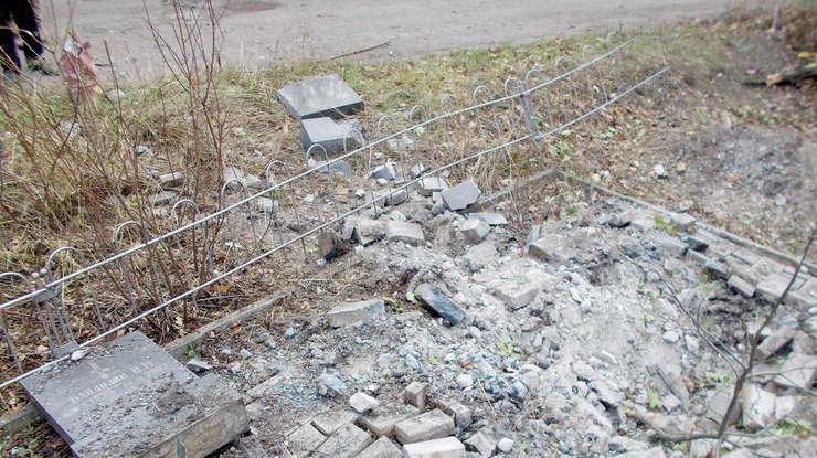 Боевики обстреляли Авдеевку и разрушили городское кладбище