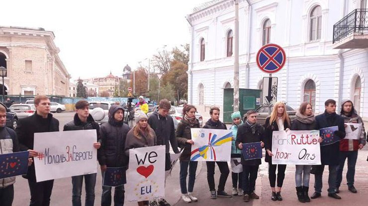 В Киеве студенты требуют Нидерланды подписать договор об ассоциации между Украиной и ЕС