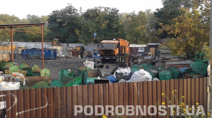 В Киеве вблизи Дарницкого кладбища неизвестные устроили незаконную свалку