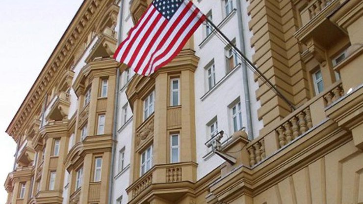 В Москве злоумышленники забросали файерами резиденцию посла США