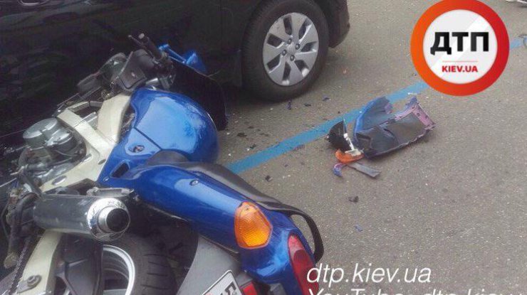  ДТП в Киеве: мотоциклиста откинуло на припаркованное авто (фото: dtp) 