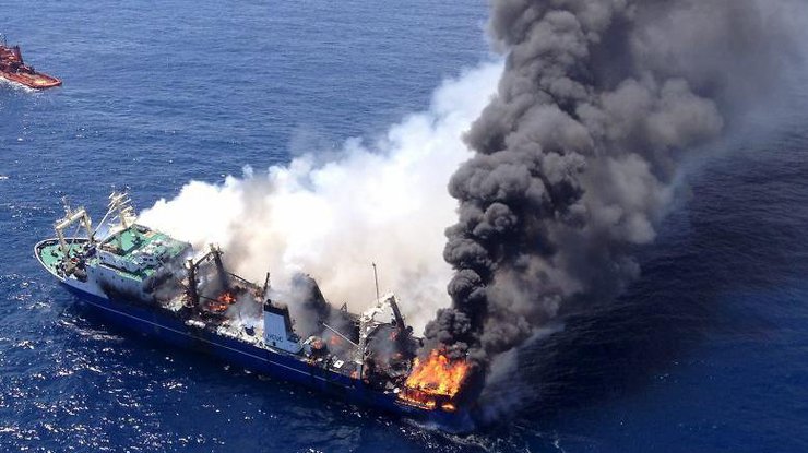 В Тихом океане горит судно с 52 пассажирами на борту