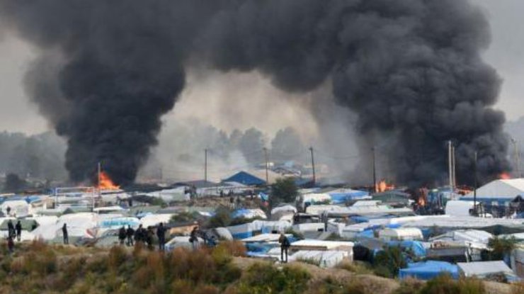 Во Франции сгорел лагерь для беженце