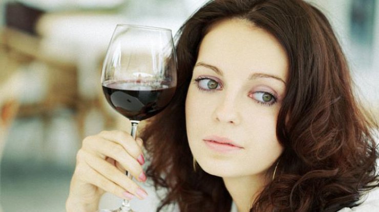Женщины пьют алкоголь наравне с мужчинами – исследование (фото: alcorecept.ru)