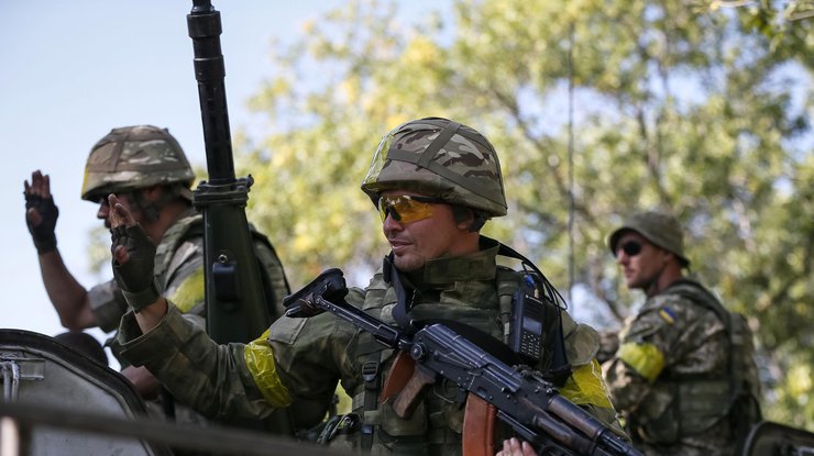 На Донбассе украинские военные провели день под мощными обстрелами