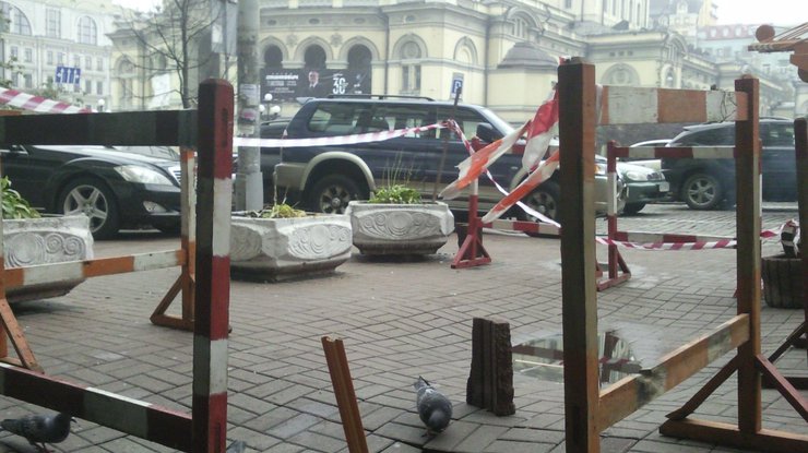 На тротуаре у входа в Национальную оперу провалилась плитка. Фото: Вечерний Киев
