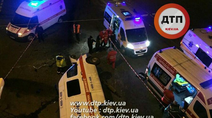 Смертельная авария в Киеве: иномарка опрокинула "скорую" 