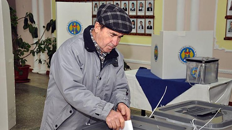 В Молдове на президентских выборах побеждает поддерживающий РФ кандидат 