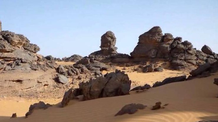 В пустыне нашли огромный след динозавра (фото: youtube)