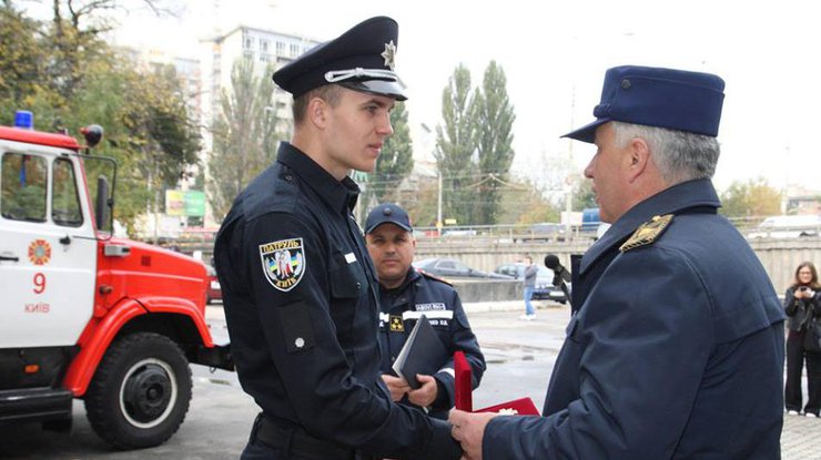 В Киеве наградили патрульного