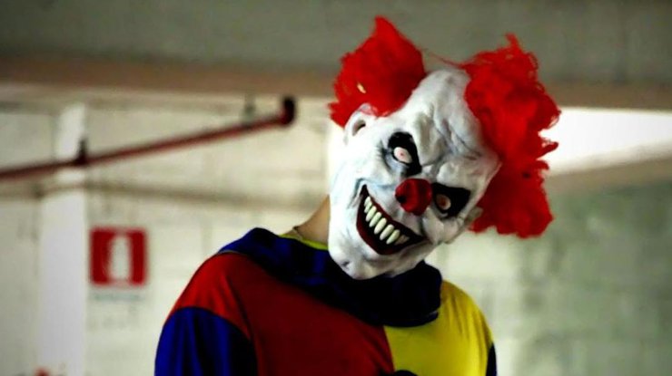 В Великобритании страшные клоуны преследуют детей (видео)