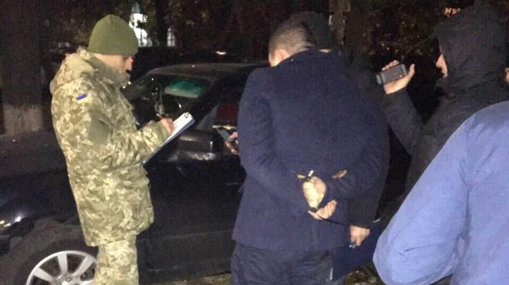 В Киеве задержан офицер полиции за крупную взятку
