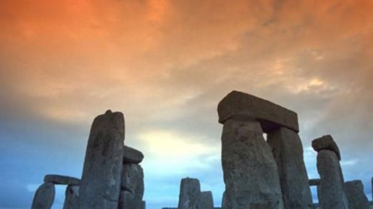 Британские археологи нашли возле Стоунхенджа древний памятник