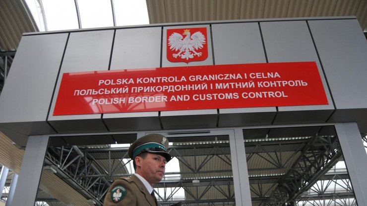 На границе с Польшей в огромных очередях застряли более тысячи авто 