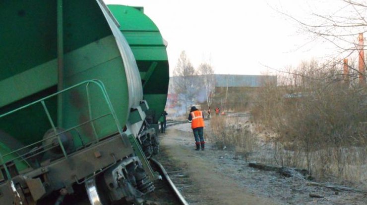 Возле Львова товарный поезд сошел с рельс, заблокирована автотрасса 