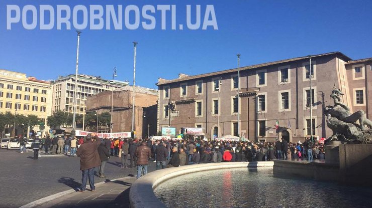 В Италии десятки тысяч людей продолжают митинг