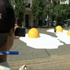 У Чилі художник зробив інсталяцію гігантської яєчні