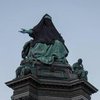 В Австрии в знак протеста надели паранджу на известную скульптуру 