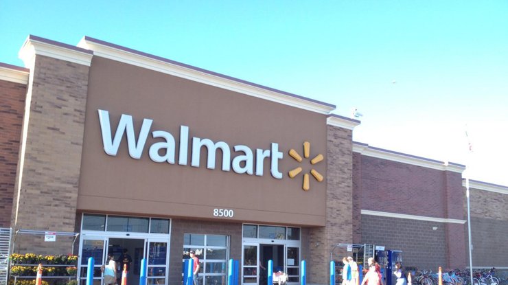 В США автомобиль врезался в супермаркет Walmart, есть погибшие