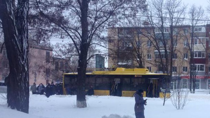 Во Львове девушка выпала из троллейбуса во время езды (фото: korrespondent.net)