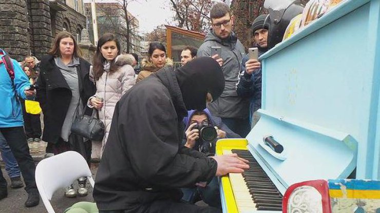 Пианист в балаклаве устроил концерт на Банковой (фото: Цензор)