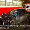 В центре Киева автомобиль влетел в трамвай, есть пострадавшие 
