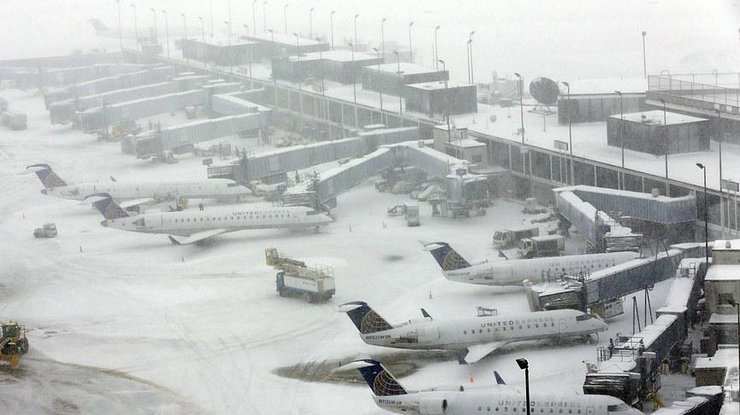 На США обрушился снежный шторм, отменены сотни авиарейсов