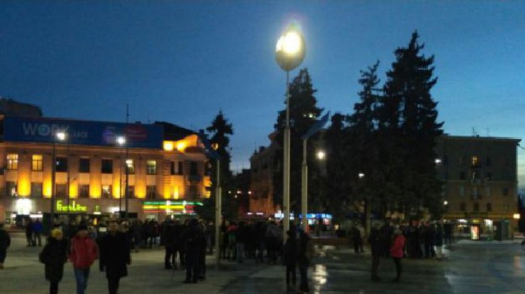 В Харькове активисты вышли с факелами в центр города (фото: Twitter)