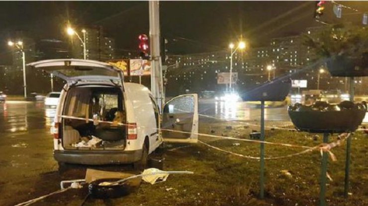 В Киеве водитель вылетел с дороги врезался в столб (фото: "Сегодня")