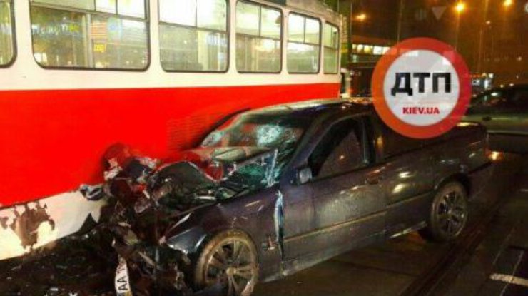 В центре Киева автомобиль влетел в трамвай, есть пострадавшие 