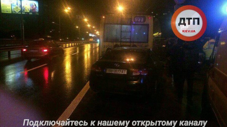 В Киеве Lexus въехал в троллейбус