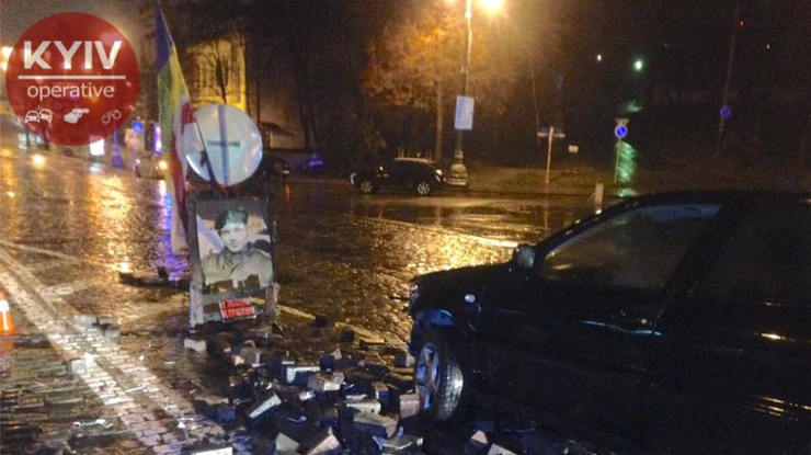 В центре Киева автомобиль снес памятник героям Небесной сотни