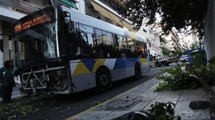 В Греции пассажирский автобус без тормозов протаранил 12 автомобилей 