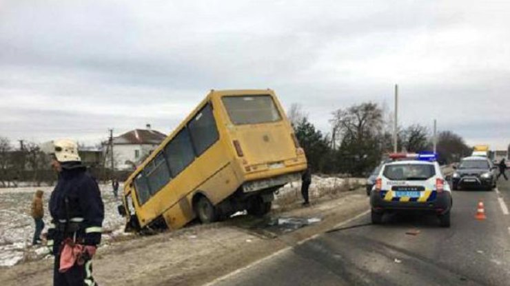 Ужасная авария под Львовом: маршрутка влетела в иномарку (фото: lv.npu.gov.ua)
