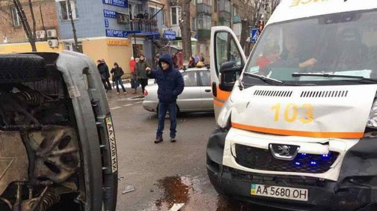 В Киеве внедорожник "Нива" на скорости врезался в скорую (фото: "Сегодня")